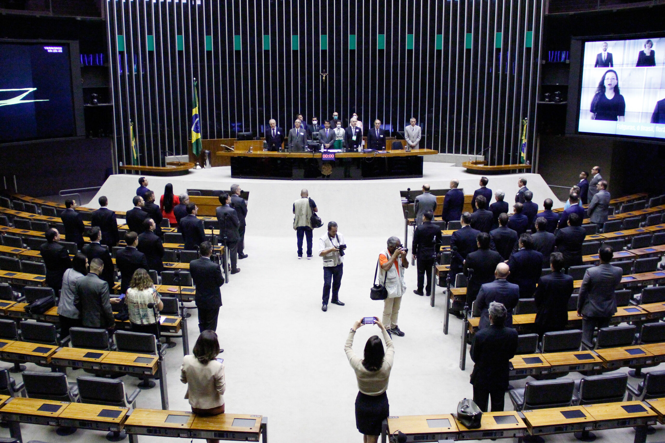 aumento salarial dos parlamentares em meio à crise