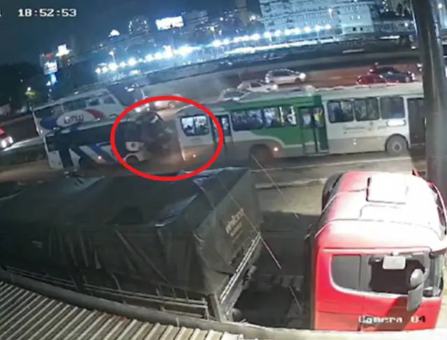 Snipaste_2024-10-30_15-07-06 Colisão entre ônibus e micro-ônibus em Guarulhos, Assista!